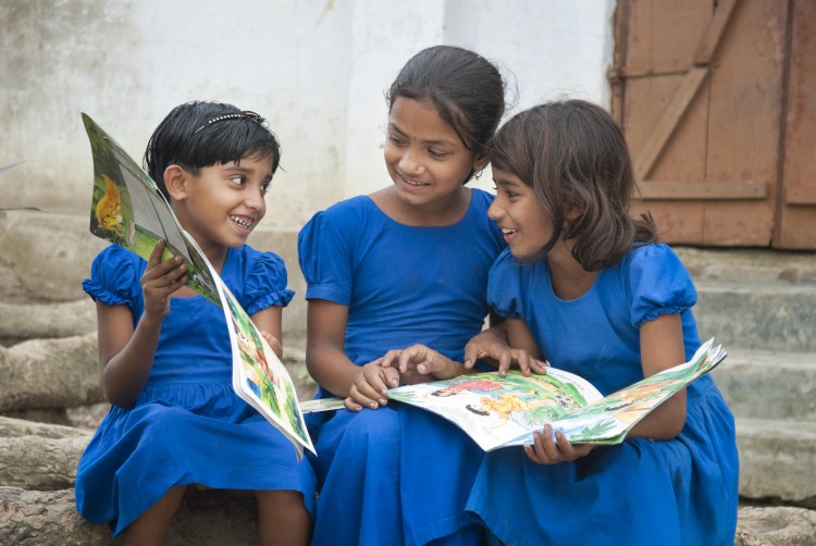 bangladesh_3girlsreading